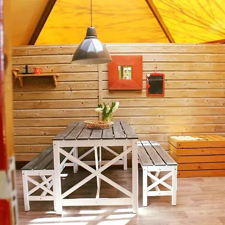 Zweeds Huisje Glamping Campsite