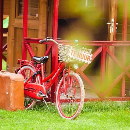 Zweeds Huisje Glamping Campsite
