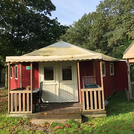 Zweeds Huisje Glamping Campsite